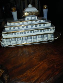 RIVER QUEEN VINTAGE LIQUOR 4/5 QUART BOTTLE