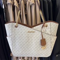 Jet Set Large Signature Logo Shoulder Bag Vanilla 