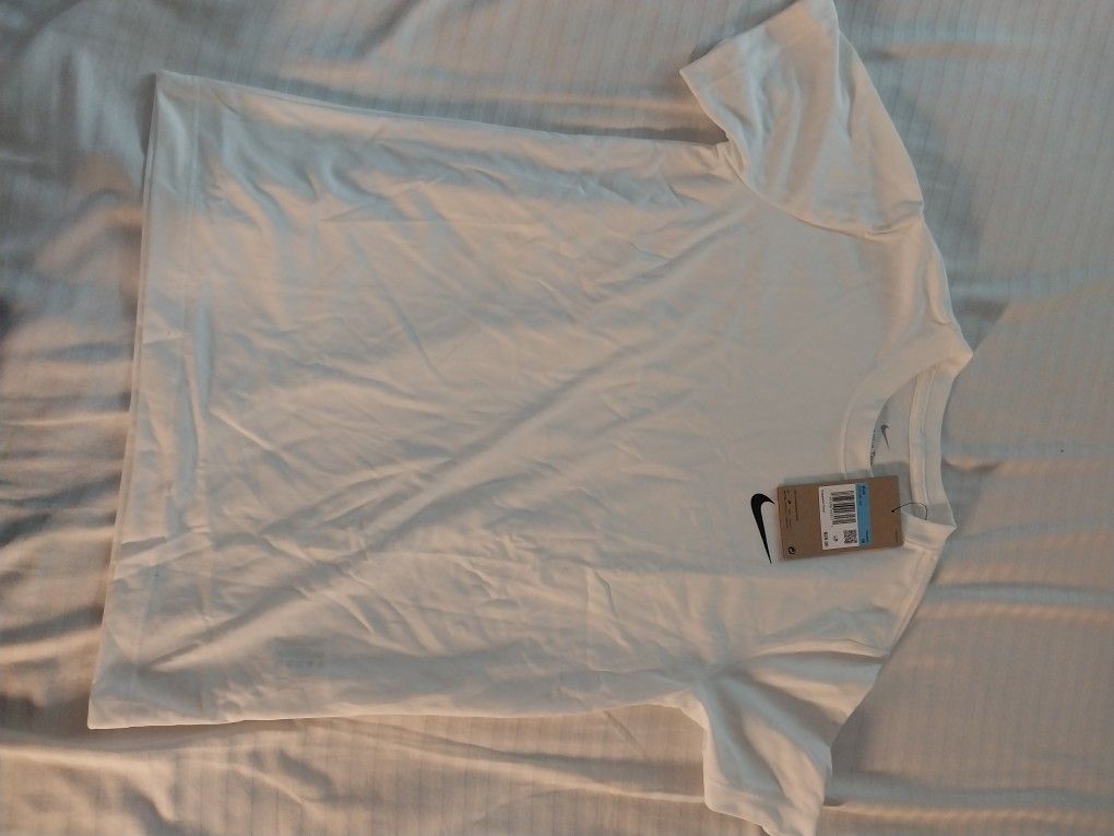 White Nike T Shirt Boy's M (10-12)