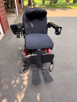 Quantum J6 Power Wheelchair – Like New- Excellent Condition