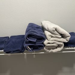 2 Bath Towels 2bath towels, 2 hand towels, 2 face towels, and 2 bath mats.