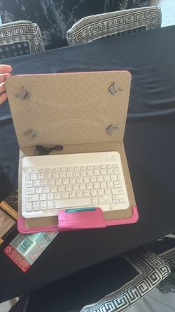 Universal case with keyboard