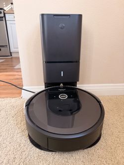 iRobot Roomba i7+ Robot Vacuum with Clean Base