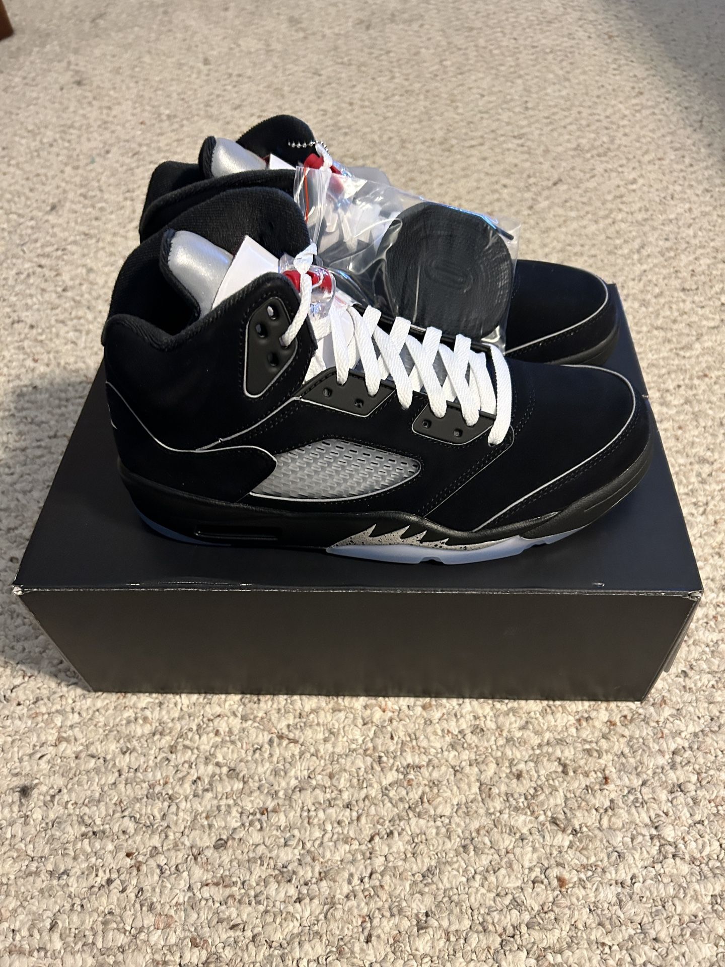 Air Jordan 5 Retro Black Metallic Size 8.5 Mens Brand New Dead Stock.