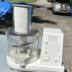 HAMILTON BEACH FOOD PROCESSOR WITH ACCESSORIES