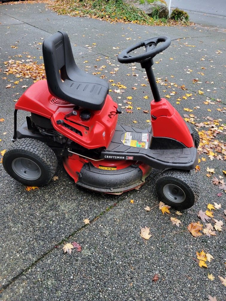 CRAFTSMAN R110 30-in 10.5-HP Gas Riding Lawn Mower