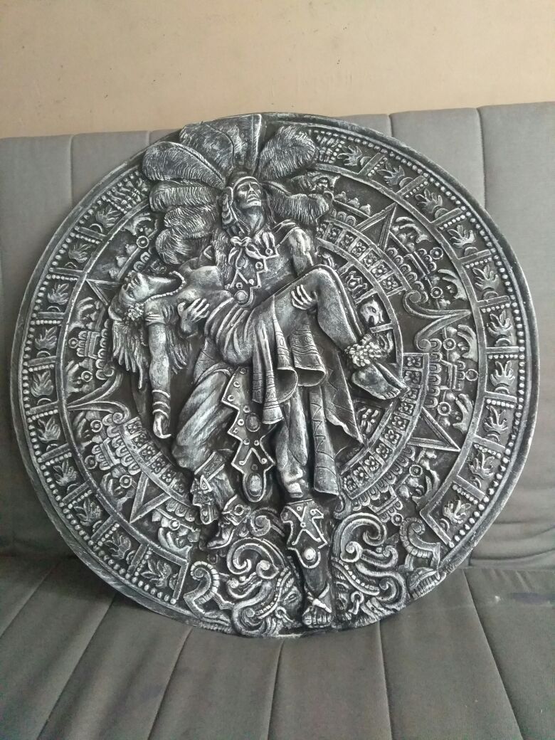 Aztec warrior carrying a woman/ Guerrero Azteca cargando a una mujer