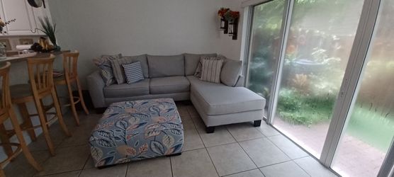 Sofá seccional de 2 piezas con Chaise Longue a la derecha de Aegean Place con Ottomana