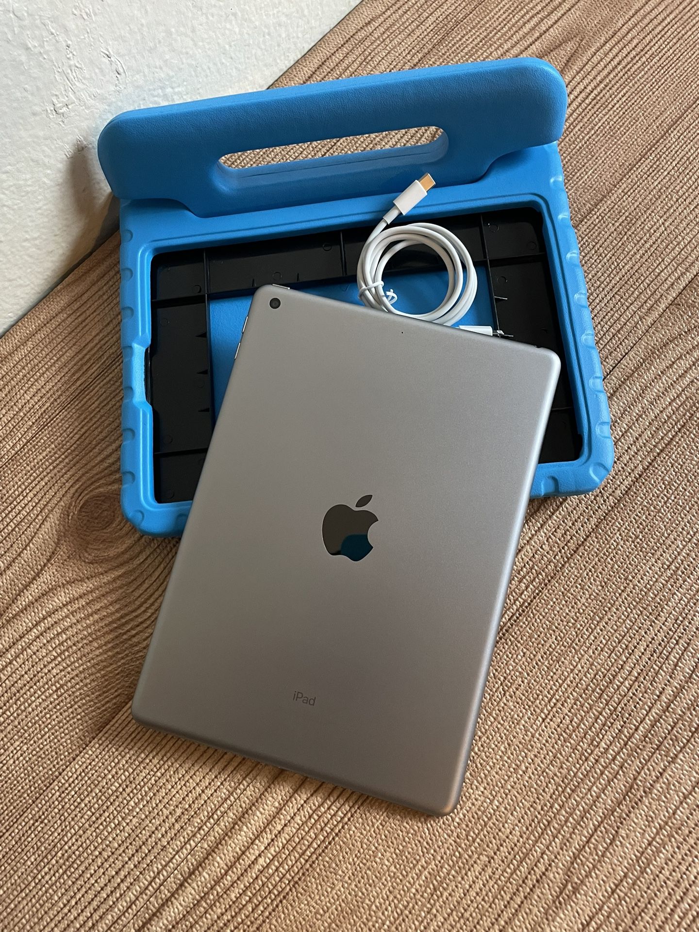 Apple iPad 5th Generation 32GB  with kids protective case & Charger (128gb $170) 