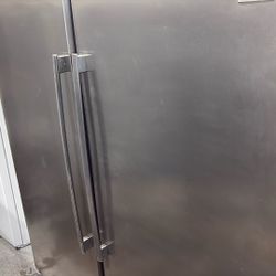 Frigidaire Professional 32” Refrigerator 32” Freezer Combo