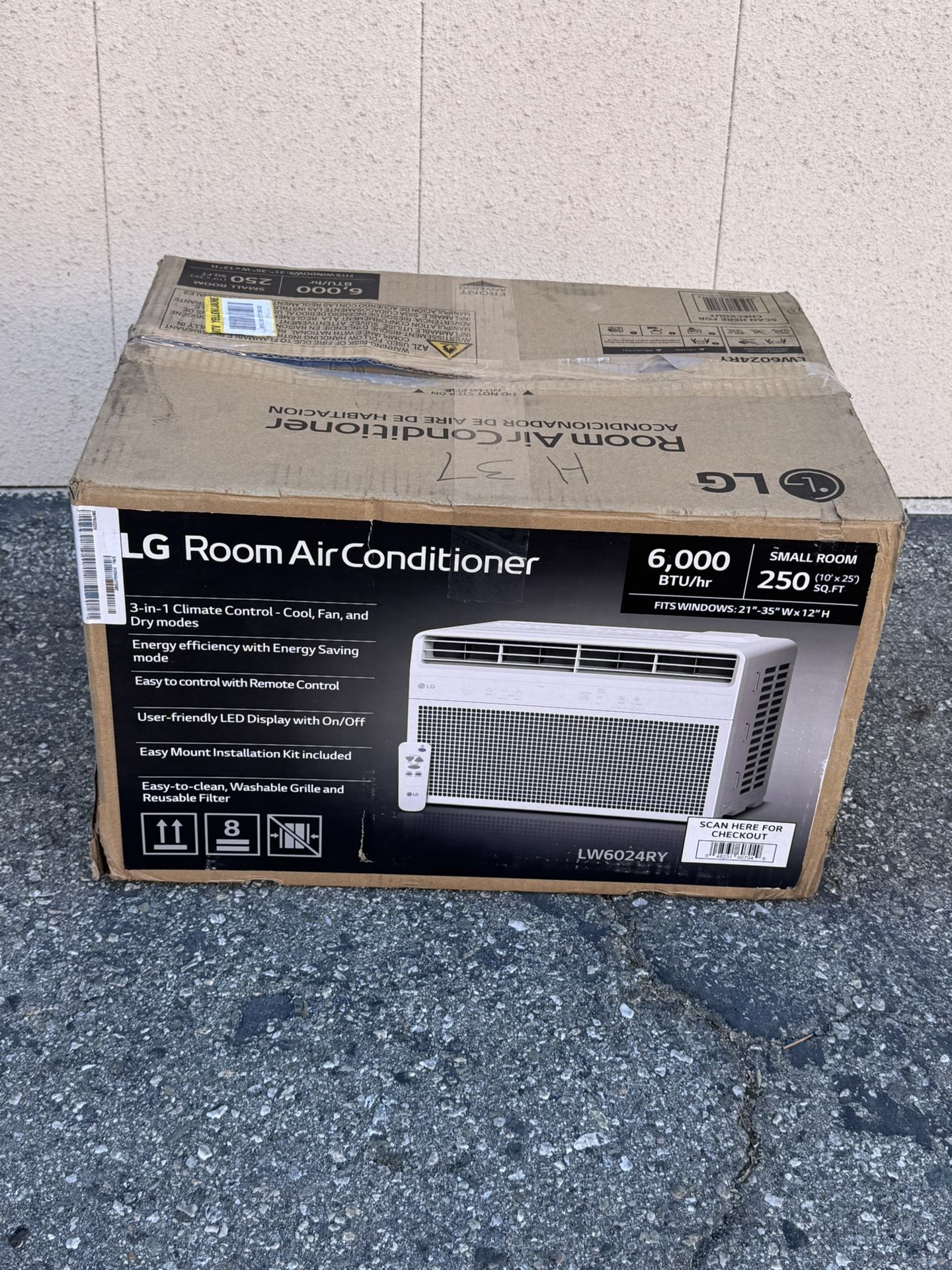 LG 6,000 BTU 115-Volt Window Air Conditioner Cools 250 sq. ft with Remote and Dehumidifier in White