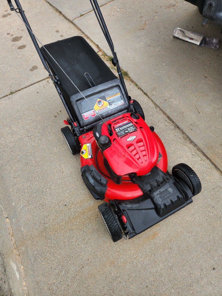Troy-Bilt 675 Series Briggs & Stratton Quantum Auto Choke 21 Inch 6.75 HP Self-propelled Lawn Mower With Large Bag