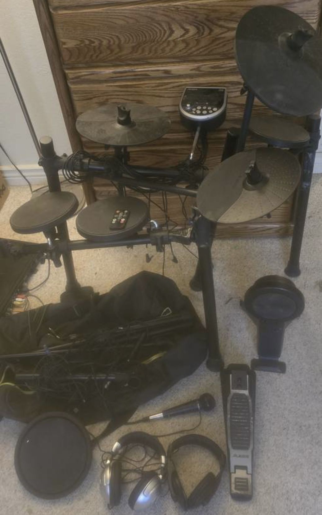Alesis DM6 Electronic Drum Set with Drum Module, Drums, Cymbals, Micrphone, Stands, Wires, Carry Bag and more as pictured