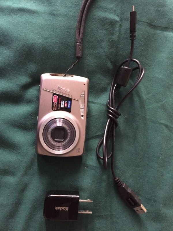 Kodak Easyshare M550 12 MP Digital Camera w/ 5x Wide Angle Optical Zoom and 2.7-inch LCD