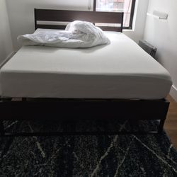 Queens Size  Bed Dresser Mirror Set For Sale 