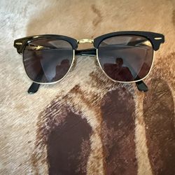 Authentic Ray-Ban Clubmaster RB3016 – Black & Gold – 49mm