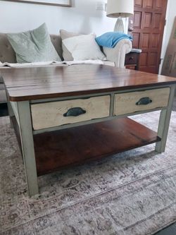 BEAUTIFUL FLEXSTEEL COFFEE TABLE