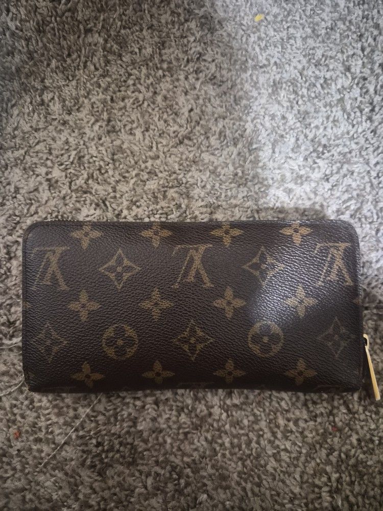 Authentic Louis Vuitton Zippy Wallet