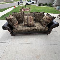 Beautiful Couch (first Come First Serve)