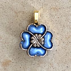 🦋 Beautiful  flower pendant reworked from an old vintage button