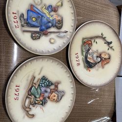 GORGEOUS  SER OF 3 VINTAGE M J HUMMEL HAND PAINT PLATES BEAUTIFUL VINTAGE COLLECTION PLATES   Vintage Hummel annual plate Ride into Christmas 1975 col