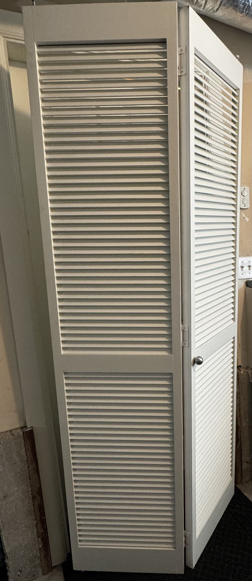 Bi-fold Closet Door