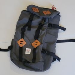 Topo Designs Klettersack 25L Backpack Charcoal Gray Durable Cordura Hiking Pack. Pre-owned, very good shape, please see photos for details.
Product D