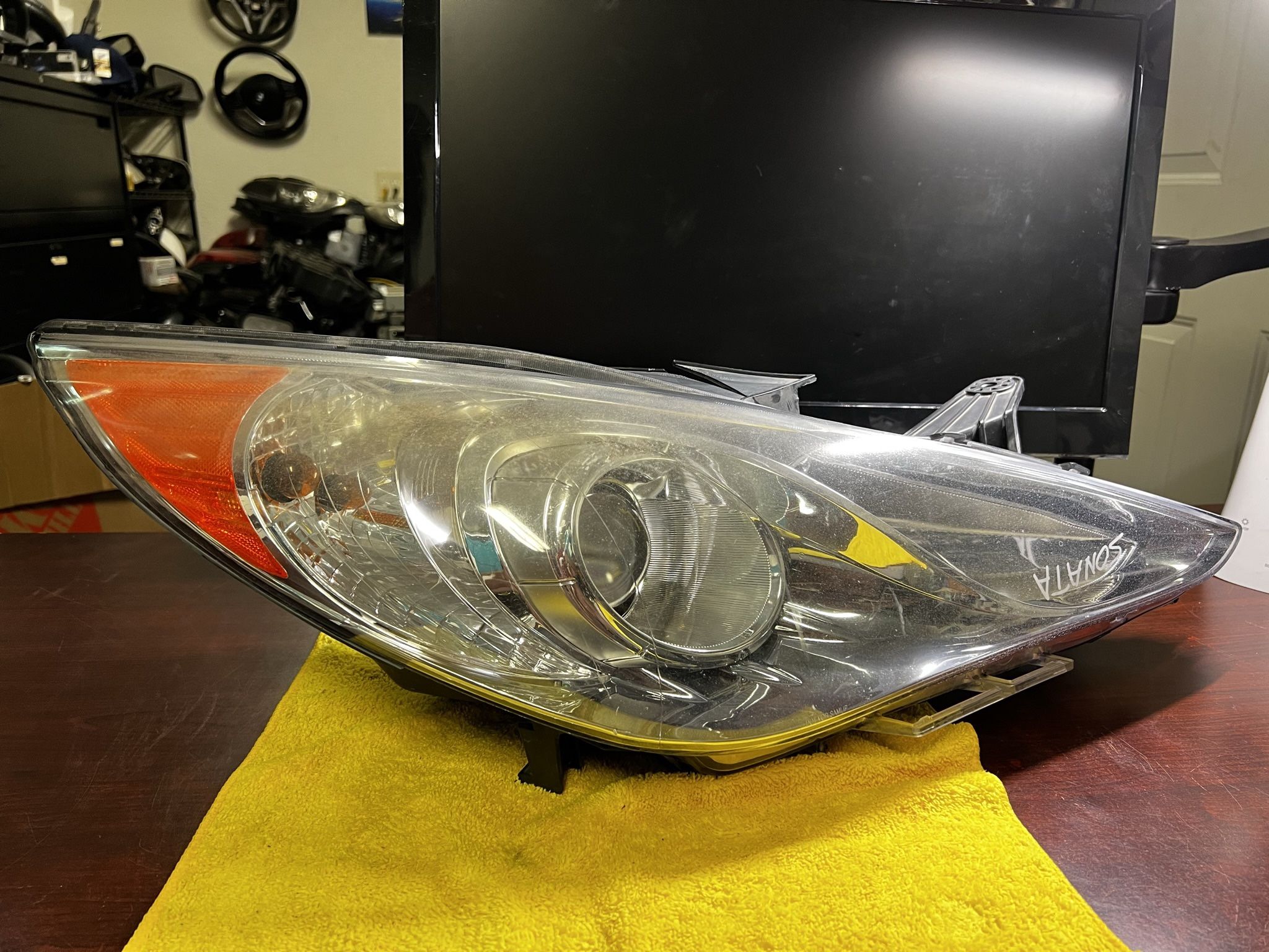 2012 Hyundai Sonata Right Headlight $140