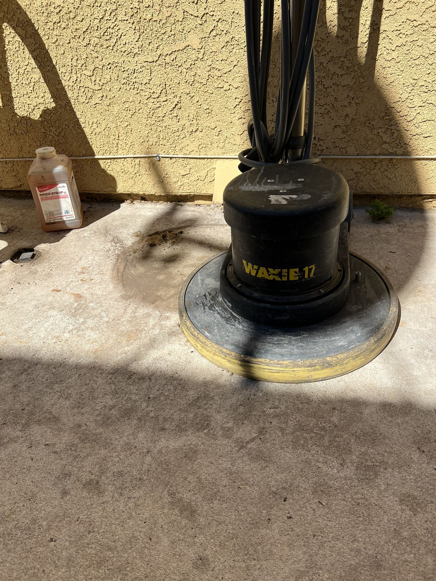 Waxie Floor 17inch Scrubber And Pads for Sale in Escondido, CA OfferUp