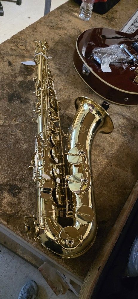 Saxophone McNeel Comes With A Case