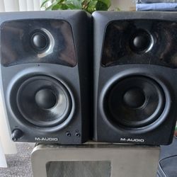 M Audio Bookshelf Studio Monitors # Av42 Asking $50 OBO 