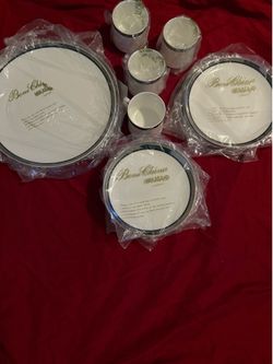 Bajilla mi casa .. color blanca y plateada.. muy bonita y elegante.. nueva en caja