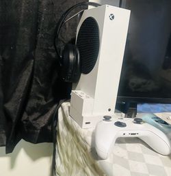 Xbox S 1TB with Wireless Headphones And Rechargeable Battery Pack. $375 No Lower, I Came Down Multiple Times.