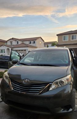 2011 Toyota sienna LE V6