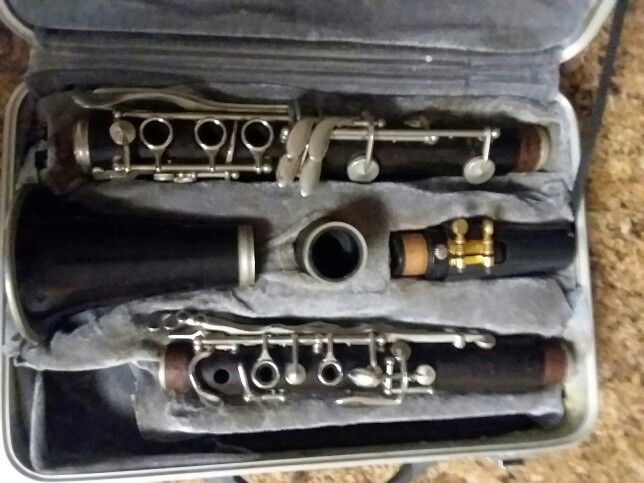 Selmer wood clarinet - plays great!
