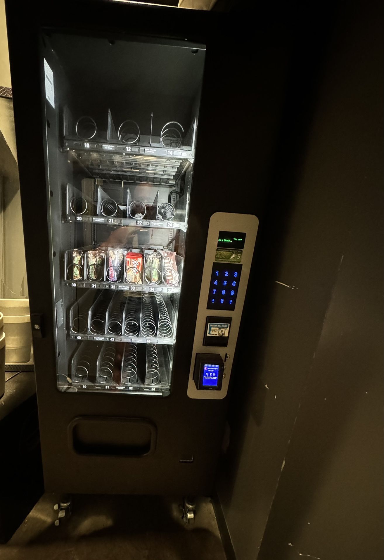 $2,000 - Selectivend Sv3000 23-Selection Snack Machine $2000