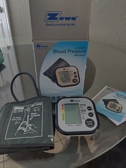 BLOOD PRESSURE MONITOR  / LIKE NEW.