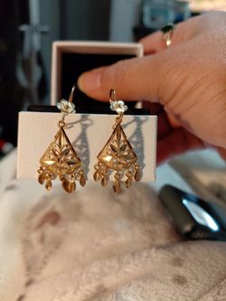 GORGEOUS Vintage Pair of " 18K " Pure Gold Chandalier Earrings