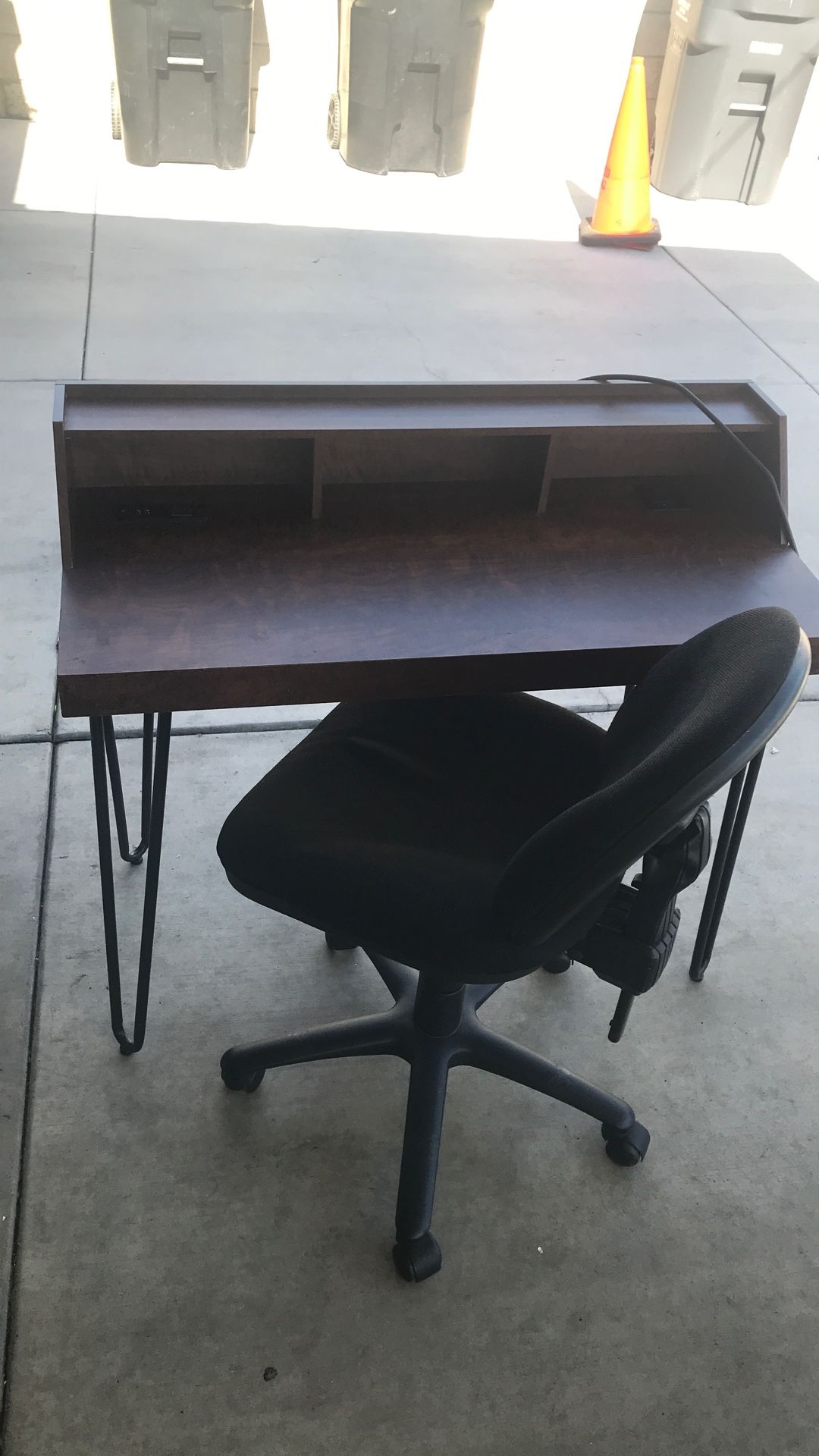 Desk & Office Chair (39x35)