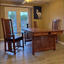 Kitchen Table 4 Chairs $100