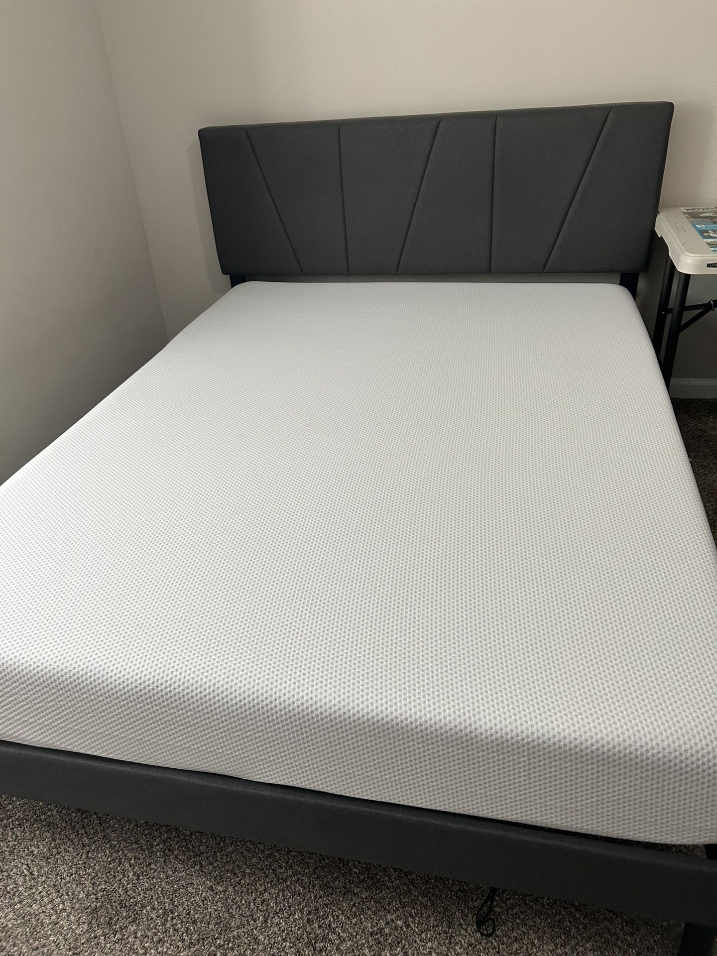 Zinus Mattress (8 inch, queen size )