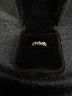 14k gold ring w diamonds