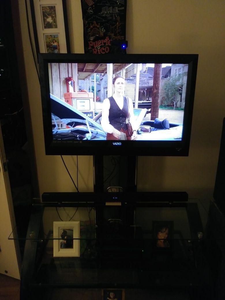 Selling a 32 inches Vizio tv with original remote