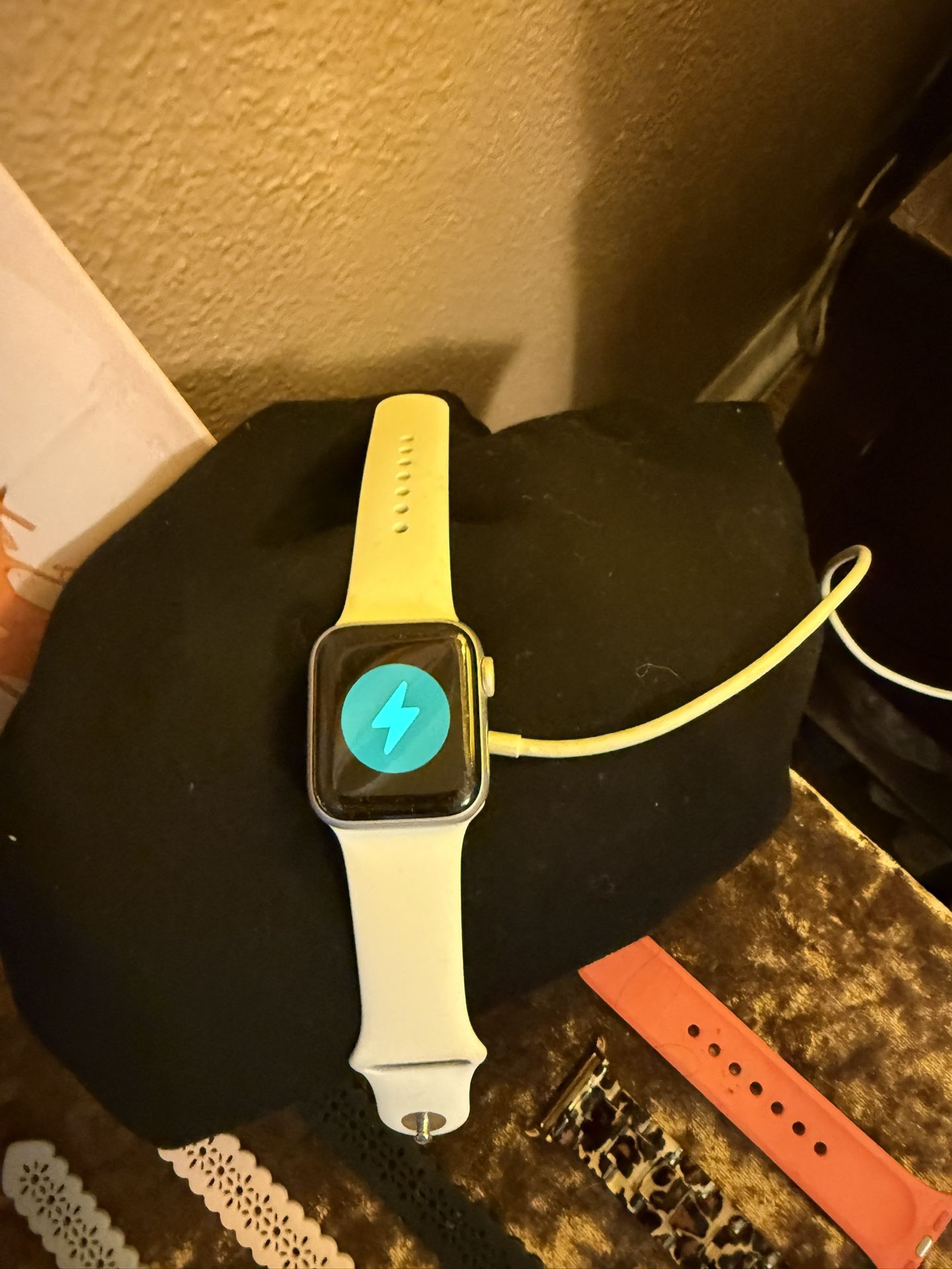 Apple Watch Series 8, 44 mm With Bands