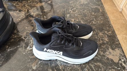 HOKA TENNIS SHOES  size 9.5