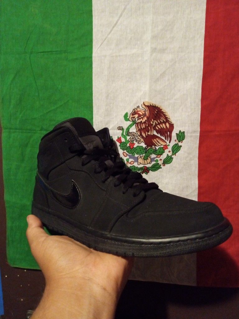 Air jordan 1 mid Triple Black Suede Size 8 for Sale in Dallas, TX - OfferUp