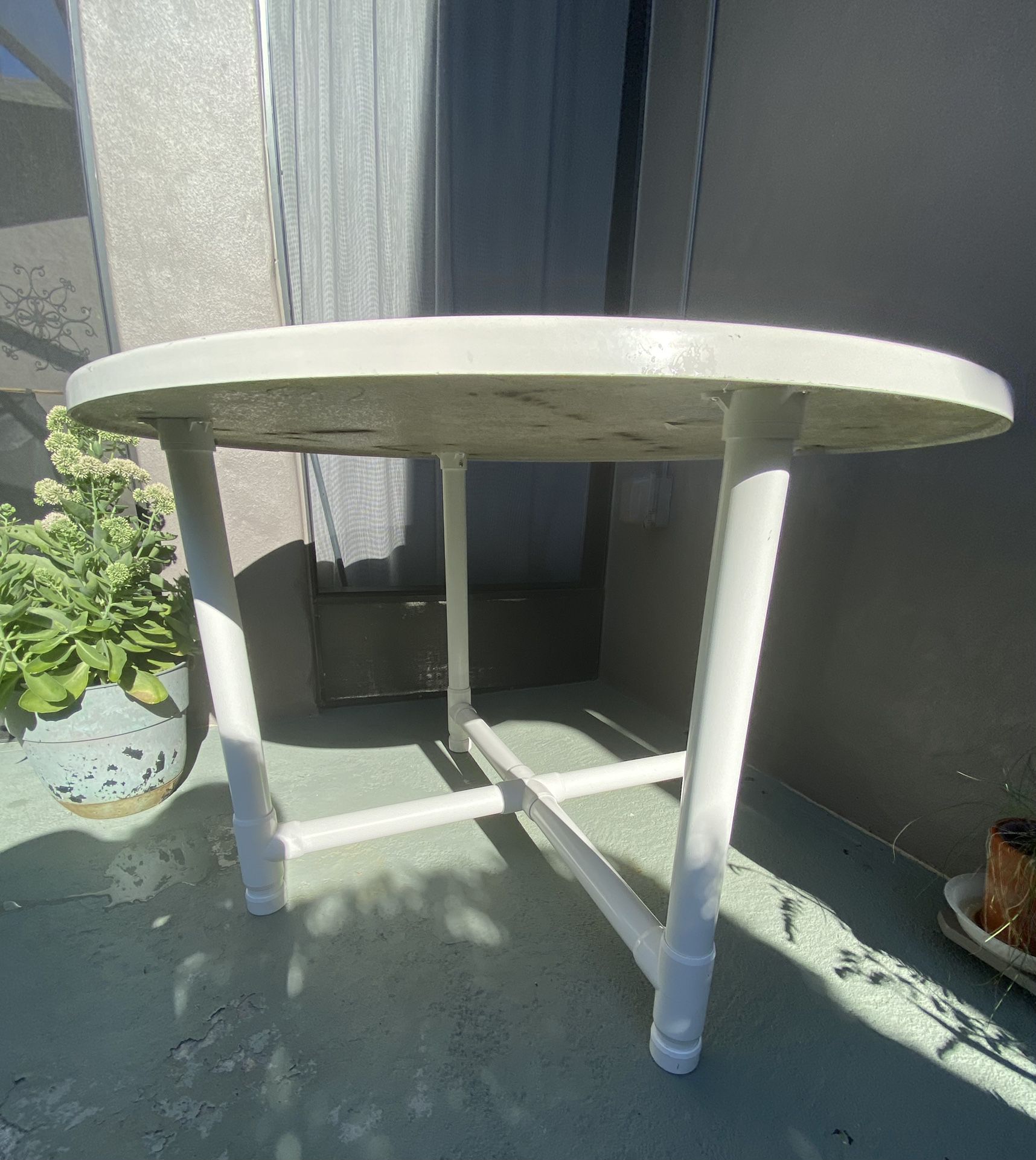 Palm Casual Round Dining Table