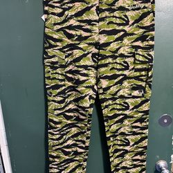 Sz 33 X 32 Oakley Tiger Camo Cargos