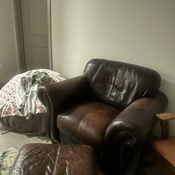 BROWN LEATHER CHAIR +FOOTREST