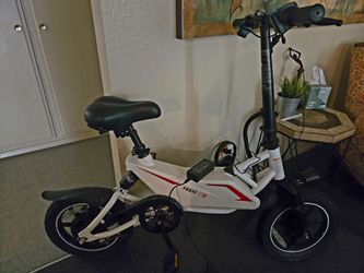Bicicleta eléctrica en buen estado con su cargador y..también un ventilador